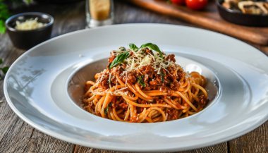Beyaz Seramik Tabakta Klasik İtalyan Spagetti Bolonezi