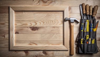 Marangozlar Kereste Çerçevesinde Sol Metin Boşluğu ile Araç Kemeri ve Çekiç