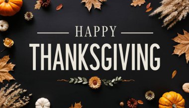 Köy yaprakları, balkabakları ve çiçek elementleriyle siyah bir zemine yerleştirilmiş Şükran Günü tipografiniz kutlu olsun.