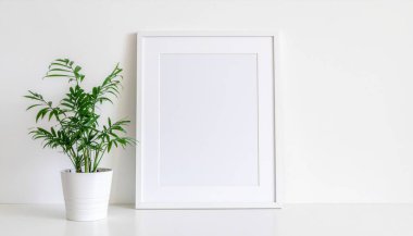 Pürüzsüz, minimalist, beyaz bir çerçeve.