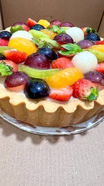 Karton kutuda meyveli tart. Renkli ve lezzetli tatlı seçenekleri. Fırın promosyonları, tatlı menüleri ve tatlıları için mükemmel.