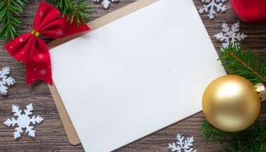 Klasik boş Noel tebrik kartı, eski kağıt dokuları, kırmızı kurdele aksanları, altın çanlar ve yumuşak kar tanesi detayları..