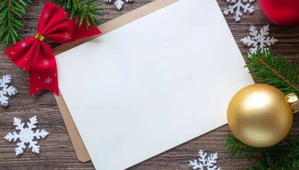 Klasik boş Noel tebrik kartı, eski kağıt dokuları, kırmızı kurdele aksanları, altın çanlar ve yumuşak kar tanesi detayları..