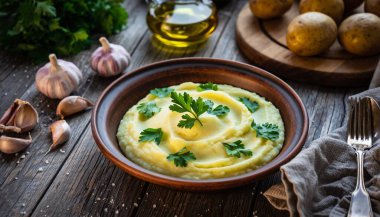 Kremalı patates püresi ve taze maydanozlu Rustik tahta masa.