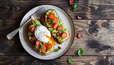 Çilekli Avokado tostu. Çilekli domates, haşlanmış yumurta ve domuz pastırması.