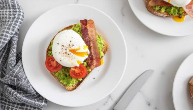 Çağdaş Brunch Avokado Tostu Haşlanmış Yumurta ve Pastırma Üst Görünümü