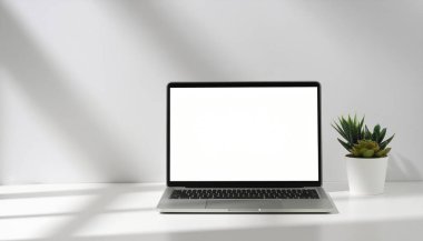 Boş ekran ve beyaz üzerine yumuşak doğal gölge ile iş bilgisayarını aç