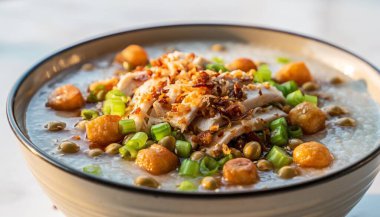 Asyalı Tavuklu Pirinç lapası ve beyaz tepsi.