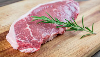 Sağlıklı Çiğ Biftek Proteini ve beyaz arka planda izole edilmiş biberiye