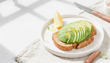 Doğal Tepeden Işıklı Organik Avokado Tostu