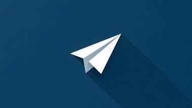 Temiz, modern ve minimalist, parlak mavi arka planda uzun bir gölgesi olan beyaz kağıt uçak çizimi rüyaların uçuşunu ve yeni başlangıçları simgeliyor..