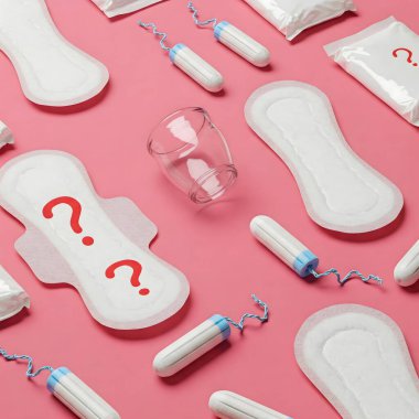 Adet öncesi hijyen ürünlerini araştır. Pedler, tamponlar ve düz bir şekilde dizilmiş bir fincan gibi. Bu resim çeşitli dönem bakım seçeneklerini ve kadın sağlığı, konfor ve refahı için kişisel tercihleri vurgular.