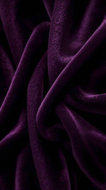Kaliteli yakın çekim zengin dokuyu ve mor kadife kumaşın zarif kıvrımlarını gösteriyor. Bu lüks malzeme yumuşak gölgeler ve pürüzsüz bir yüzey içerir, moda veya iç tasarım projeleri için mükemmeldir..