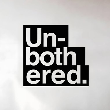 Siyah arka planda koyu beyaz dikey harflerle 