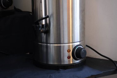 Elektrikli içecek ısıtıcısı ya da evde ya da profesyonel ortamlarda içecekleri ısıtmak için çok amaçlı esrar. Modern mutfak aletleri temiz ve işlevsel tasarımı olan sıcak içecekler, kahve, çay ya da diğer sıvıları gösteriyor. Ev rahatlığı kavramı, mutfak.