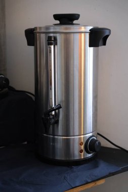 Elektrikli içecek ısıtıcısı ya da evde ya da profesyonel ortamlarda içecekleri ısıtmak için çok amaçlı esrar. Modern mutfak aletleri temiz ve işlevsel tasarımı olan sıcak içecekler, kahve, çay ya da diğer sıvıları gösteriyor. Ev rahatlığı kavramı, mutfak.