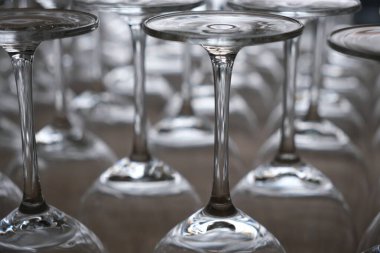 Masada ya da barda şarap bardakları, kırmızı ya da beyaz şarap servisi için hazır. İyi yemek, konukseverlik ya da ev kullanımı için cam eşyalar, temiz, zarif ve cilalı tasarımı gösteriyor. Şarap servisi, içecek sunumu, restoran kurulumu, şarap...
