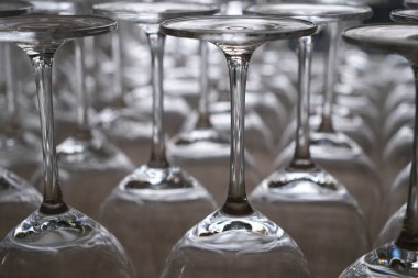 Masada ya da barda şarap bardakları, kırmızı ya da beyaz şarap servisi için hazır. İyi yemek, konukseverlik ya da ev kullanımı için cam eşyalar, temiz, zarif ve cilalı tasarımı gösteriyor. Şarap servisi, içecek sunumu, restoran kurulumu, şarap...