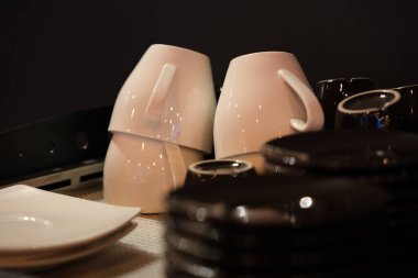 Profesyonel bir espresso makinesinde küçük bardaklar ya da kaplar. Bir kafe veya restoranda kahve hazırlama araçlarının yakın çekimi, barista 'nın iş akışını, süt veya malzeme bardaklarını ve espresso ekipmanlarını gösteriyor. Kahve kültürü kavramı, horeca, içecek