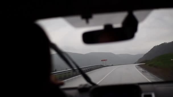 Uomo guida auto strada di montagna — Video Stock