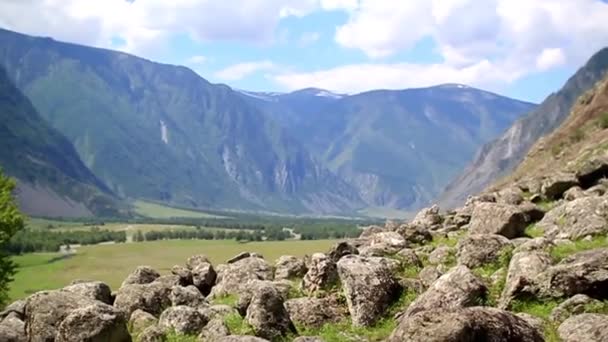 På fjellene er det steiner med håndholdt kamera – stockvideo