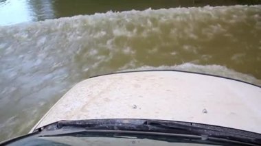 Jeep Pajero hamle sert geçen nehir wade, ford