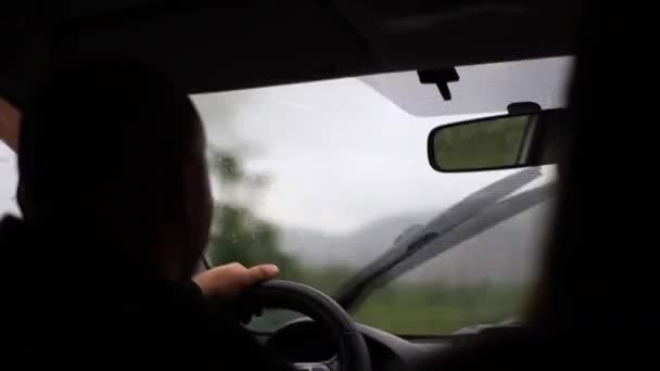 Muž drive auto horská silnice — Stock video