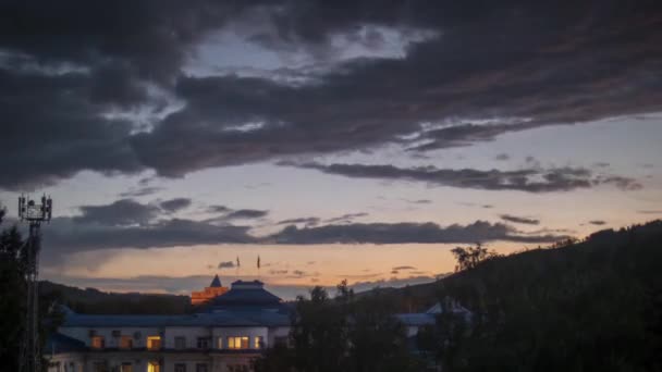 Тімелапс поблизу гірського міста — стокове відео