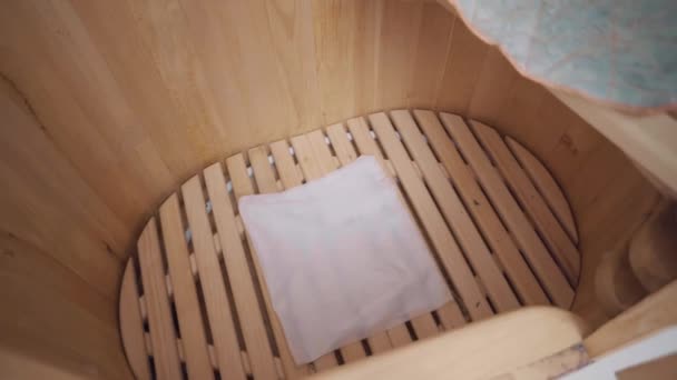 Крупним планом кедровий фітобочка з замками на засувках решітки і ручки всередині — стокове відео