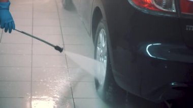 Usta tekerleği yıkar, kapağında su hortumu olan bir sedan. Yakından çok nadir görülür.