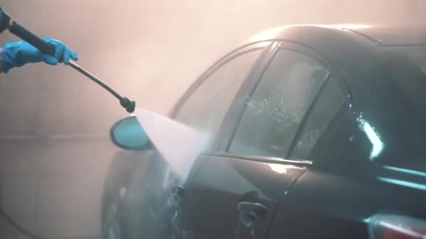 Master πλένει παράθυρο, πόρτα, καθρέφτης του sedan με σωλήνα νερού σε υπηρεσία closeup — Αρχείο Βίντεο