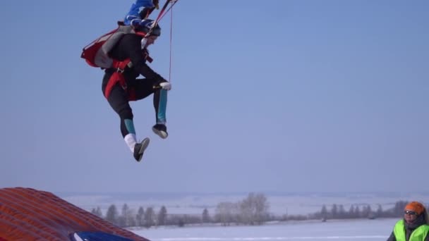 Preciso paracaidista aterrizó en el objetivo en el trampolín y deslizándose hacia abajo en cámara lenta. — Vídeos de Stock