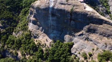 Makelaria Manastırı olarak bilinen bu tarihi Hristiyan manastırı, 6. yüzyılda Yunanistan 'daki bir dağ uçurumunda inşa edildi ve Ortodoks Hıristiyanlar için bir hac alanı olmaya devam ediyor..