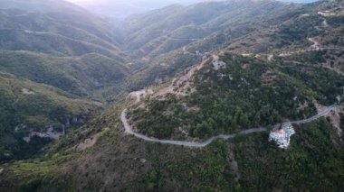 Dik tepeler, derin ovalar ve uçurumlar arasında bir dağ vadisi oluştururken, Avrupa 'da Yunanistan' da bulunan bu vahşi Akdeniz bölgesinde doğanın tadını çıkaran sürücüler için dolambaçlı ve tehlikeli bir yol uzanır..