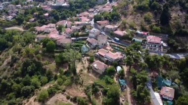 Bir kamyon, Avrupa 'nın bir Akdeniz bölgesindeki taştan evleri ve kırmızı çatıları olan dağ köyünün dar sokaklarından geçiyor. Firavun yamaçları kuşattı. Yunanistan 'da çekildi.