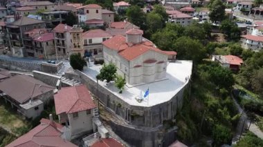 Kırmızı kiremitli klasik taş mimari üzerine inşa edilmiş kutsal bir Ortodoks Hıristiyan kilisesi. Kubbe haçı, merdivenler, dar yol ve Akdeniz, Avrupa ve Yunanistan 'da yer alan Arcadia' da bir köy meydanı ile tepede görülüyor..