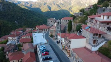 Güneşin doğuşunda ve batışında taş evler ve oteller gösterilen geleneksel dağ köyü. Sahne, Yunanistan ve Avrupa 'daki dağ etekleri, ormanlar ve derin vadileri yakalıyor.