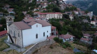 Resimli ve geleneksel dağ köyü Lagadia Yunanistan, Avrupa 'da bir dağ yamacında görünüyor.