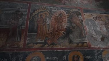 DIMITSANA, GREECE - 08-18-2025: Diriliş freski ve Hades 'e inen Antik Bizans Ortodoks kilisesi. Yunanistan ve Avrupa 'da haç İsa' nın elinde..