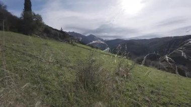 Keskin eğimli ve çevresindeki ormanlar şiddetli rüzgara maruz kalıyor. Uzak karlı tepeler Yunanistan ve Avrupa 'da izolasyon ve doğal araziyi vurguluyor.