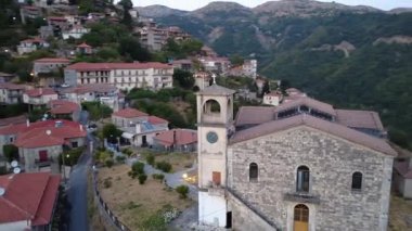 Yokuş üzerine kurulmuş huzurlu bir dağ köyü derin vadilere ve engebeli tepelere bakıyor. Yunanistan ve Avrupa 'da bir Ortodoks kilisesi akşam sükuneti sırasında yerleşimin sınırını belirledi.