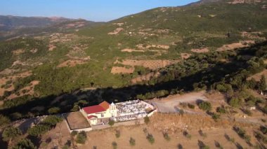 Sıcak gün batımı ışığı, vahşi doğa ve açık alanla çevrili ıssız bir Hristiyan mezarlığına düşer. Yunanistan ve Avrupa 'da atmosfer dingin ve zamansız.