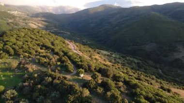 Geniş kırsal düzlükler ve uzak çıkıntılar, Yunanistan ve Avrupa 'da el değmemiş bitki örtüsüyle çevrili sakin bir tarımsal alan oluşturuyor..