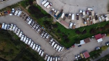 Yükseltilmiş panoramik manzara, Yunanistan ve Avrupa 'da engebeli doğal çevre içinde geometrik organizasyon, erişim yolları ve kamu hizmetleri altyapısının entegrasyonunu vurguluyor.