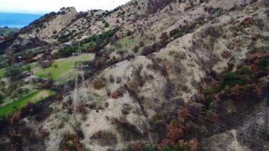 Uzaktan yükseltilmiş manzara, Yunanistan ve Avrupa 'daki enerji altyapısı ile erozyon desenleri, ekolojik bozulmalar ve doğal çevrenin kesişmesini ortaya koyuyor.