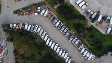 Yunanistan ve Avrupa 'da verimlilik, ölçek ve yapısal filo yönetimini vurgulayan bitki örtüsü ve erişim rotalarıyla sınırlandırılmış hizmet bileşiği.