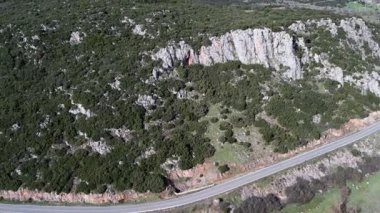 Sakin bir yol kurak kayalık dağların arasından geçer ve açık tarım arazilerine ve açık gün ışığında Yunanistan ve Avrupa 'da açık bir kar zirvesine götürür..