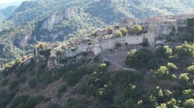 Yüksek hava görüntüleri, Yunanistan ve Avrupa 'da taş duvarları, harabeleri ve yoğun çalıları olan dik bir kayanın üzerinde duran Bizans' ın güçlendirilmiş Mystras şatosunu ortaya çıkardı..