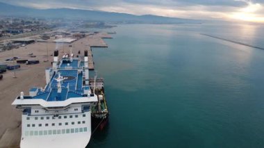 Limanda demirli bir feribot pruvasının yakın görüntüsü görünür kahverengi tortu kirliliği ile mavi deniz suyunun karışımı. Yunanistan ve Avrupa 'da konteynırlar duman ve yakıt tankeri.