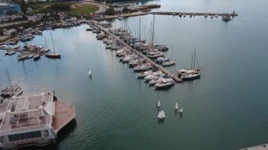 Flisvos Marina 'nın bulutlu akşam ışığı altında yatları ve yelkenlileriyle Yunanistan ve Avrupa' daki liman planlarını vurgulayan panoramik hava manzarası.
